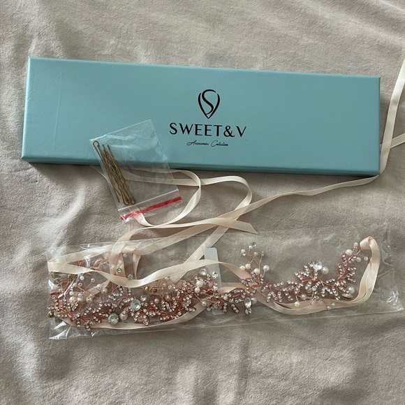 Sweet&V head piece with crystals. - Picture 1 of 6